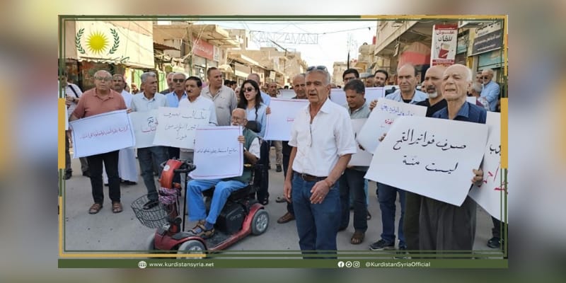 عامودا.. تجمع للأهالي أمام البلدية للمطالبة بصرف المستحقات والحد من الغلاء